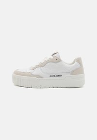 Hvit og beige sneaker laget av lær og semsket skinn, med en teksturert overdel, snøring, avrundet tå og tykk hvit såle.