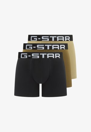 Drei Paare G-Star Boxershorts in Schwarz, Khaki und Beige. Jedes besitzt einen breiten schwarzen Bund mit weißer Logobeschriftung. Glattes Gewebe.