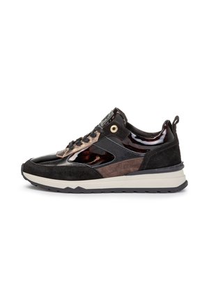 Baskets noires et grises avec des textures en cuir verni, en daim et en maille. Elles disposent d'un bout arrondi, d'un laçage à l'avant et d'une semelle en caoutchouc avec des accents.