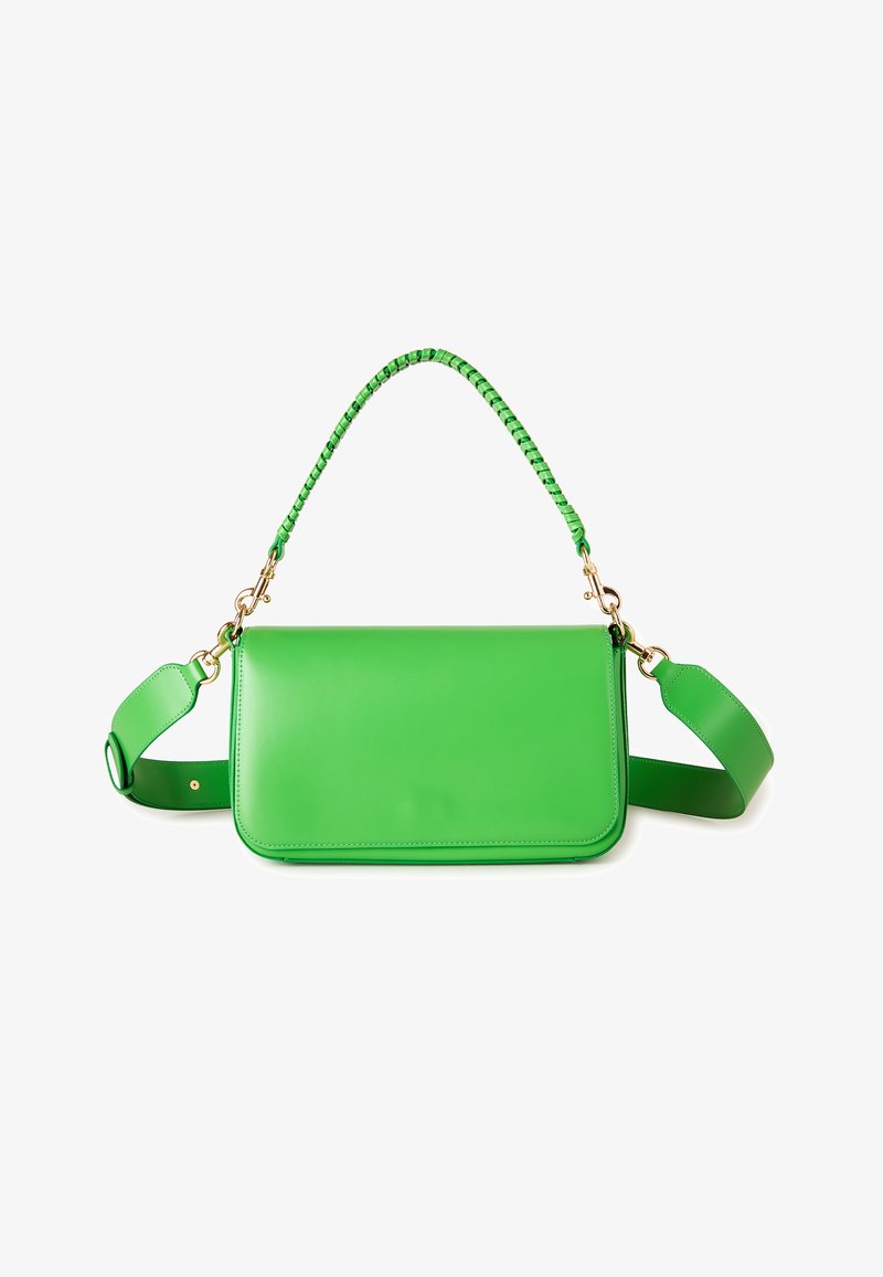 Borsa rettangolare in pelle verde brillante con manico corto intrecciato, tracolla larga removibile e chiusure con ferrature dorate.