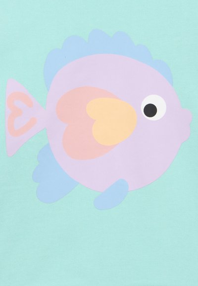 Poisson stylisé violet pastel avec des nageoires bleues, un œil rond et deux formes de cœur sur son corps et sa queue sur un fond turquoise clair.