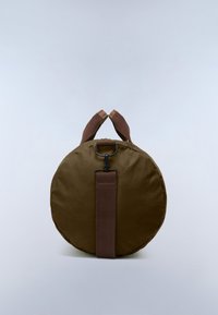 Sac rond vert olive avec poignées en tissu marron et bandoulière sur fond uni gris clair.