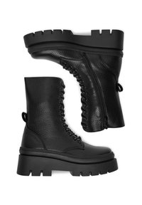 Czarne skórzane botki do kostki z masywną, ząbkowaną podeszwą, z sznurówkami i zamkiem błyskawicznym, fakturowanym wierzchem oraz pętlą na z tyłu.