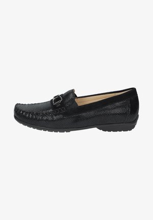 Schwarze Loafers mit strukturiertem Mesh-Design, dekorativem Schnallenakzent, gesteppten Details und einer Gummisohle für besseren Halt.