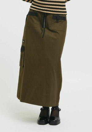 Olivegrüne Maxiröhre aus strapazierfähigem Material, mit schwarzen Taschen, einer Kordelzugtaille und einem geraden Schnittdesign mit sichtbaren Nähten.