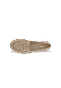 Mocassino in suede beige con punta arrotondata, cuciture decorative e suola in pelle liscia. Presenta un logo dorato sulla soletta.