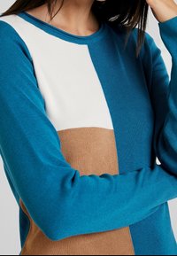 More & More Sweter