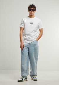 Mister Tee USA COLLEGE WORDING PATCH TEE - T-shirts print - white