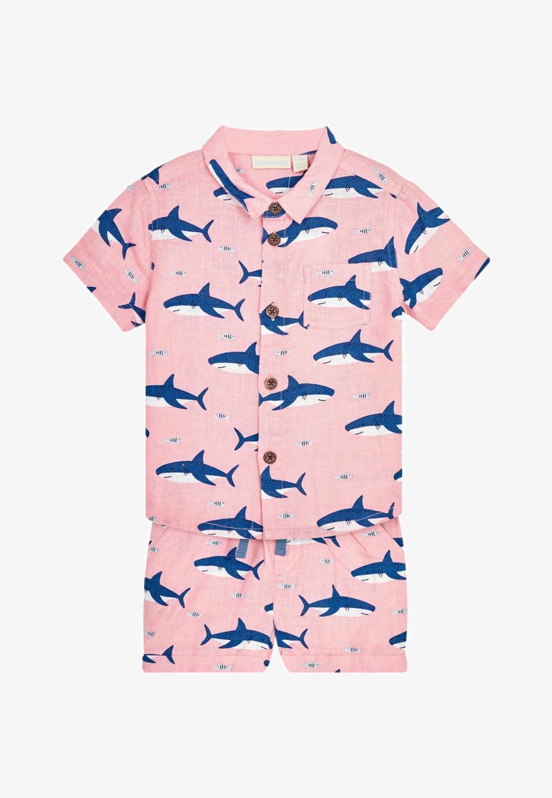 Roze set met korte mouwen en shorts, voorzien van blauwe haai-patronen, bruine knopen en een borstzak. Gemaakt van lichtgewicht stof.