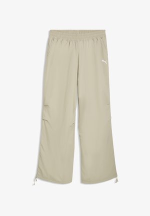 Világos bézs színű, elasztikus derékú Puma melegítőnadrág oldalzsebekkel és állítható zsinórokkal a bokánál.