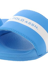 Blå halkskyddsandaler med en texturerad rem, vit accentband och logotyp. Tillverkade av hållbart syntetmaterial, med en vadderad innersula.