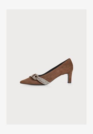 Brązowe zamszowe buty na niskim obcasie typu kitten heel z ozdobnym srebnym węzłem z kryształków na przodzie.