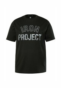 Camiseta de algodón negra con cuello redondo, mangas cortas y texto gráfico "IRON PROJECT" en gris contrastante en la parte delantera.