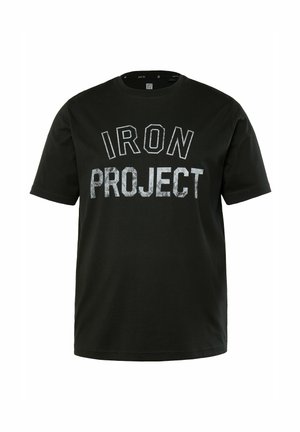 Schwarzes Baumwoll-T-Shirt mit rundem Ausschnitt, kurzen Ärmeln und grafischem Text "IRON PROJECT" in kontrastierendem Grau auf der Vorderseite.
