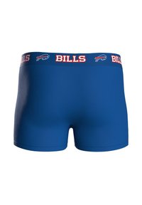 Boxer blu con una texture morbida, con una cintura elastica etichettata "BILLS" in rosso, con un piccolo logo sul lato sinistro.