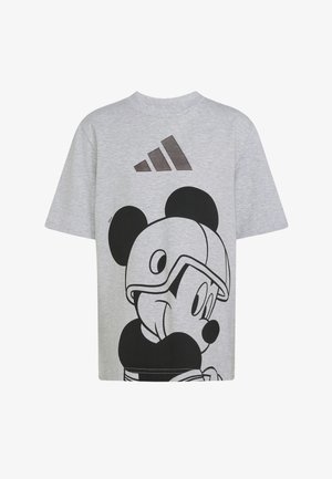 Lysegrå t-shirt med stort sort-hvidt billede af Mickey Mouse iført hjelm og Adidas-logo over designet.