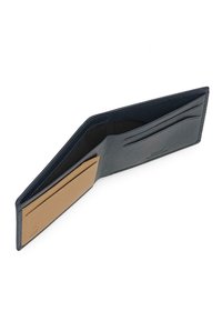 Cartera de cuero con un exterior azul marino y un forro interior marrón. Presenta múltiples ranuras para tarjetas y una textura suave en toda su superficie.