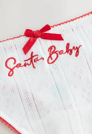 Vitt tyg med en strukturerad mönstring, prytt med röd broderi som säger "Santa Baby" och en liten röd snörning i form av en rosett vid den övre kanten.