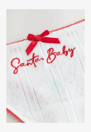 Valkoinen kangas, jossa on teksturoitu kuvio, jossa on punaista brodeerausta, jossa lukee "Santa Baby", ja pieni punainen nauhakoriste yläreunassa.