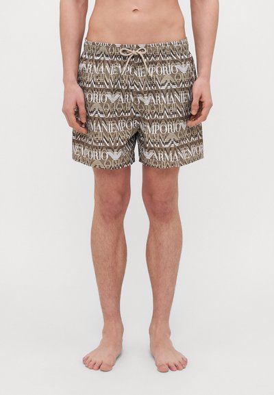 Costume da bagno marroni con un motivo ripetuto in bianco del logo "Armani". Realizzati in tessuto leggero, dotati di vita con lacci e tasche laterali.