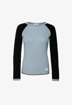 Tričko s dlouhým rukávem světle modré barvy a černými raglanovými rukávy, s klasickým kulatým výstřihem a malou nášivkou na lemu. Hladká textura.