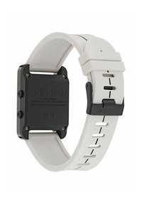 Balta apyrankė laikrodis su juodu ciferblatu, ant kurio yra adidas logotipas ir šoniniai mygtukai. Dirželis turi mažų išpjovų, leidžiančių reguliuoti ilgį.