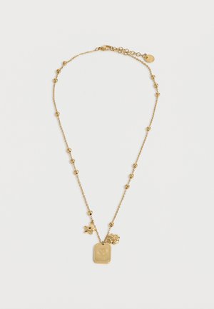 Gouden ketting met kleine kraaltjes en drie bedeltjes: een ster, een klavertjevier en een rechthoekig hangertje met een gegraveerd hart.