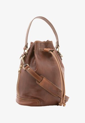 Sac seau en cuir marron avec fermeture à cordon, bandoulière réglable, poignée supérieure et poche latérale zippée.