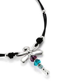 Pendentif libellule en argent avec des perles violettes, bleues et turquoises sur un collier en cordon noir avec des accents en argent et des détails de nœuds.