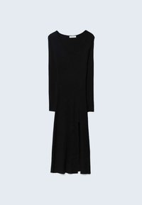 Schwarzes gestricktes Kleid mit langen Ärmeln, tiefem V-Ausschnitt und einem Seitenschlitz am Saum. Weicher Stoff und taillierter Oberteil, der in einen schwingenden Rock übergeht.