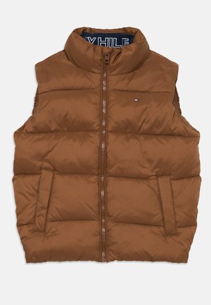 Gilet matelassé marron avec col montant, fermeture éclair à l'avant et poches latérales. Fabriqué en tissu lisse et isolant. Logo Tommy Hilfiger en haut à gauche.