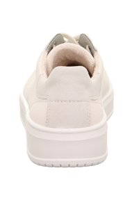 Weiße Wildledersneaker mit einer dicken weißen Gummisohle. Verfügt über eine glatte Textur, gepolsterten Kragen und minimale Stichdetails.
