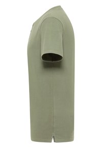 Kortærmet T-shirt i olivengrøn bomuld med rund halsudskæring og en let hæmslids i siderne for optimal bevægelsesfrihed.