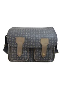 Messenger bag di colore blu scuro con un motivo di logo ripetuto, due tasche frontali, dettagli in pelle e chiusura a pattina con tracolla regolabile.
