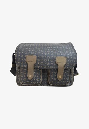 Messenger bag di colore blu scuro con un motivo di logo ripetuto, due tasche frontali, dettagli in pelle e chiusura a pattina con tracolla regolabile.