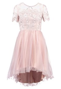 Růžové šaty s krátkými krajkovými rukávy, květinovou výšivkou na korzetu a vrstvenou tylovou sukní s mírně delší zadní částí.