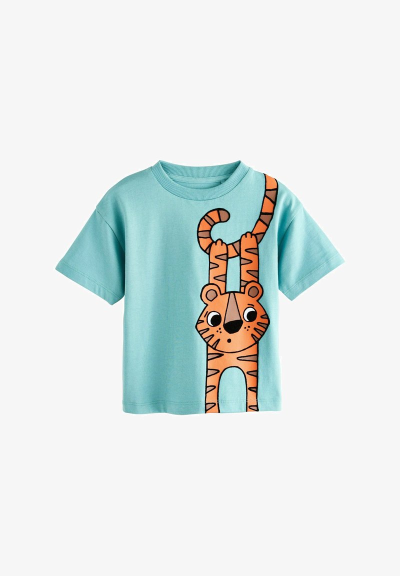 T-shirt azzurra chiara a maniche corte per bambino con una grande tigre arancione da cartone animato appesa con le zampe anteriori sul davanti.