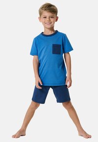 Stripet blå bomulds T-shirt med en mørkeblå halsudskæring og lomme, parret med marineblå shorts; glat tekstur, afslappet pasform og korte ærmer.