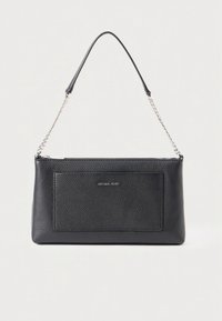 Melns ādas rokassomas ar graudainu faktūru, sudraba ķēdes siksnu un priekšējo kabatu. Aprīkots ar rāvējslēdzēja aizdari un zīmola logotipu.