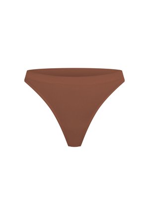 Brązowe stringi bikini z gładką teksturą, minimalistycznym wzornictwem i wysokimi wycięciami na nogi. Posiadają szeroką talię bez dodatkowych zdobień.