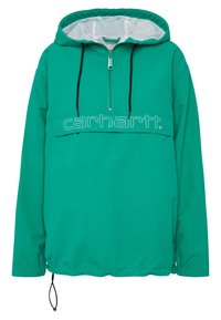 Grøn hættejakke med justerbare snore, lynlås foran og stort hvidt "carhartt." logo på brystet. Glat stof, afslappet pasform.