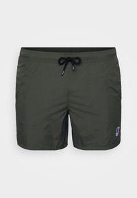 Mørkegrønne svømshorts lavet af letvægtsmateriale, med en elastisk talje med snøre og et lille logo-patch på siden.
