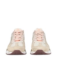 Beige Sneakers aus Wildleder und Mesh-Material, mit pastellpinkfarbenen Schnürsenkeln, Logo-Akzenten und Gummisohlen mit strukturiertem Profil.