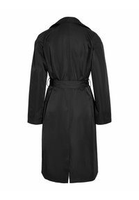 Long trench-coat noir avec ceinture nouée à la taille, présenté de dos sur fond blanc.