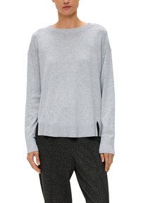 Hellgrauer Pullover mit weitem Rundhalsausschnitt, abgesenkten Schultern und gerippten Bündchen. Verfügt über seitliche Schlitze am Saum für eine lockere Passform.