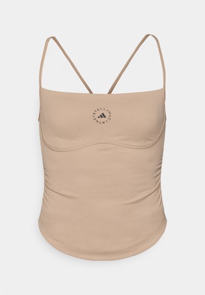 Camisole beige con sottili spalline regolabili, realizzata in tessuto liscio, con dettagli arricciati ai lati e logo stampato sul davanti.