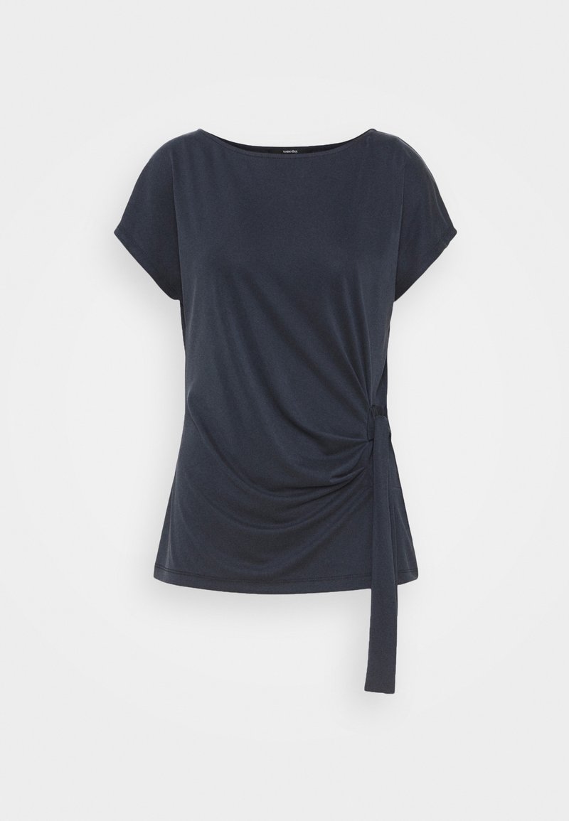 Tmavě námořnická blůza s krátkým rukávem z měkké látky, se zkrouceným předním detailem a zavázaným akcentem po boku. Hladká textura, uvolněný střih.