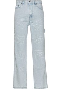Lys blå denim-bukser med en avslappet passform, som har store, hvite blokkbokstaver med teksten "KARL KANI" og et klassisk fem-lommer design.