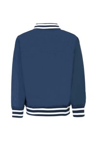 Giacca blu navy con colletto e polsini bianchi a righe. Tessuto liscio con maniche lunghe e vestibilità comoda. La vista posteriore non mostra dettagli aggiuntivi.