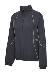 Zwarte sportpullover met lange mouwen, halve rits, hoge kraag, elastische manchetten, reflecterende biezen en klein wit merklogo aan de zijkant.